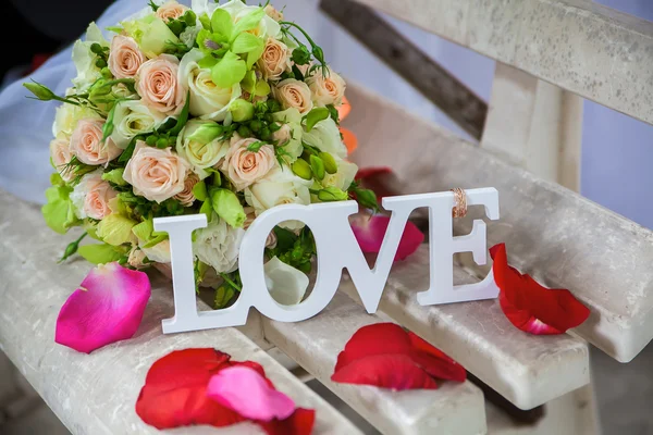 Das Wort Liebe in weißem Holz und Blumen — Stockfoto