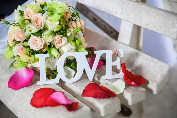 Das Wort Liebe in weißem Holz und Blumen — Stockfoto