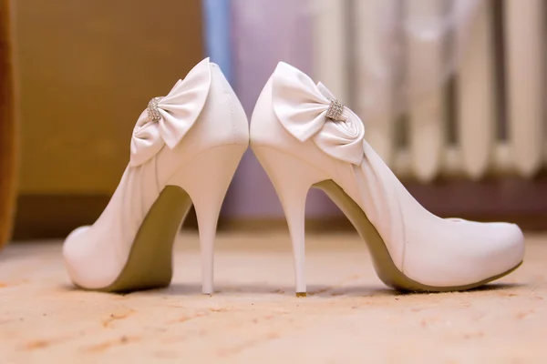 Zapatos blancos de la novia primer plano —  Fotos de Stock