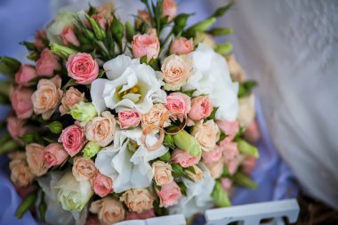 Alyans üzerine gelin buketi