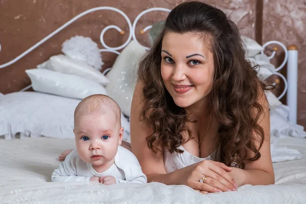 Maman et bébé à la maison — Photo