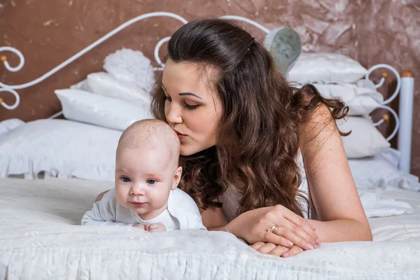 Mamma och baby hemma — Stockfoto