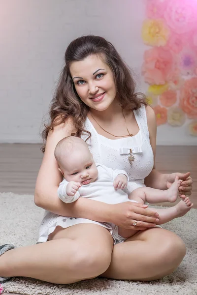 Mamá y bebé en casa — Foto de Stock