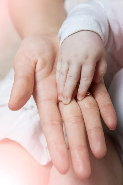 Nouvelle main de bébé né — Photo