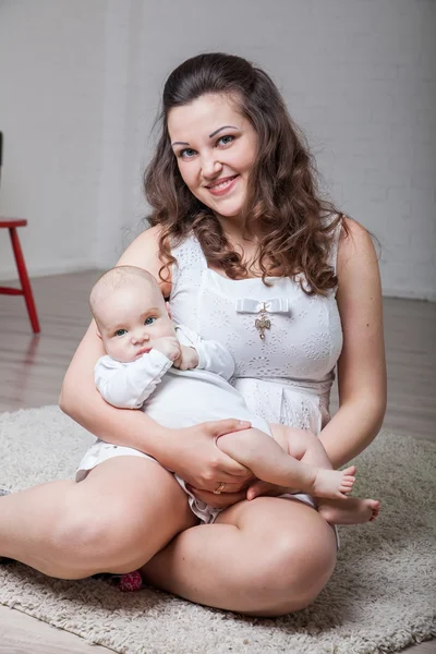 Anya és a baba otthon — Stock Fotó