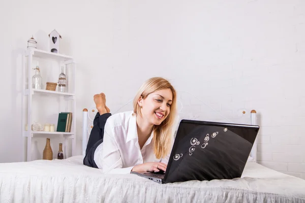 Mulher usando laptop em casa — Fotografia de Stock