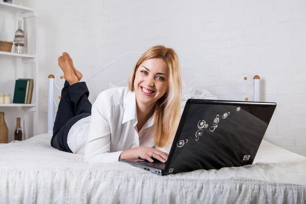 Mulher usando laptop em casa — Fotografia de Stock