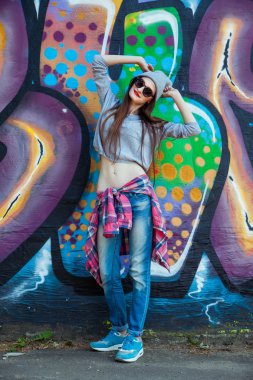 şapka ve güneş gözlüğü graffiti duvar üzerinde güzel güzel kız
