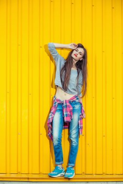 Güzel Bool kız sarı duvarın üzerinden