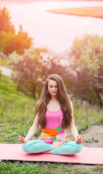 Güzel kadının doğa manzara üzerinde yoga egzersizleri yapması — Stok fotoğraf