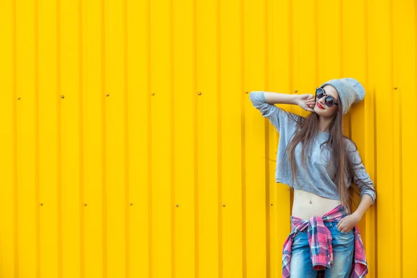 Hermosa chica Bool sobre la pared amarilla —  Fotos de Stock