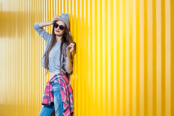 Bela bool menina sobre amarelo parede — Fotografia de Stock