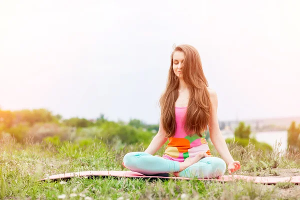 Güzel kadının doğa manzara üzerinde yoga egzersizleri yapması — Stok fotoğraf