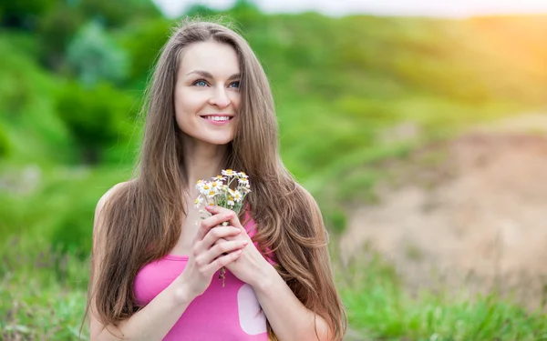 Romantica giovane donna all'aperto in una giornata estiva . — Foto Stock