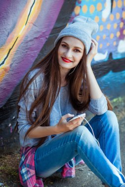 genç kız beyaz kulaklık müzik dinler