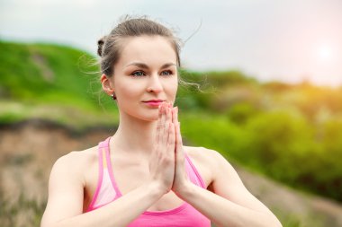 güzel kadının doğa manzara üzerinde yoga egzersizleri yapması