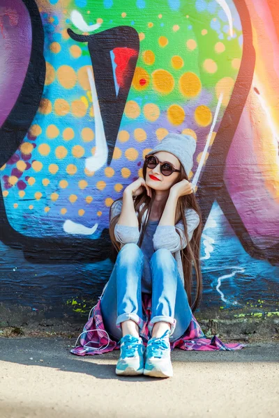 Menina escuta música em fones de ouvido brancos — Fotografia de Stock