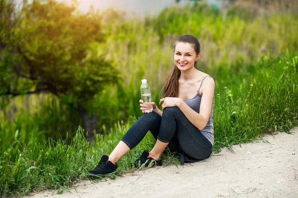 Foto al aire libre de la mujer joven y bonita con ropa deportiva y — Foto de Stock