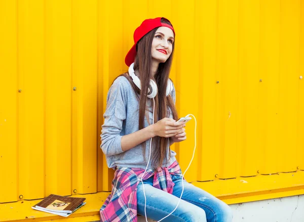 Chica joven escucha música en auriculares blancos —  Fotos de Stock