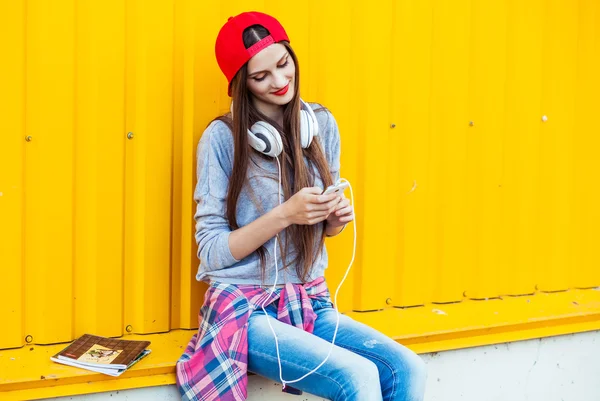 年轻的姑娘在听音乐白色耳机 — 图库照片