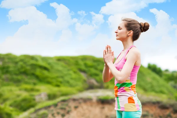 Güzel kadının doğa manzara üzerinde yoga egzersizleri yapması — Stok fotoğraf