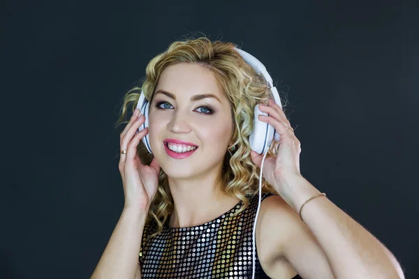 Vacker kvinna lyssna på musik — Stockfoto