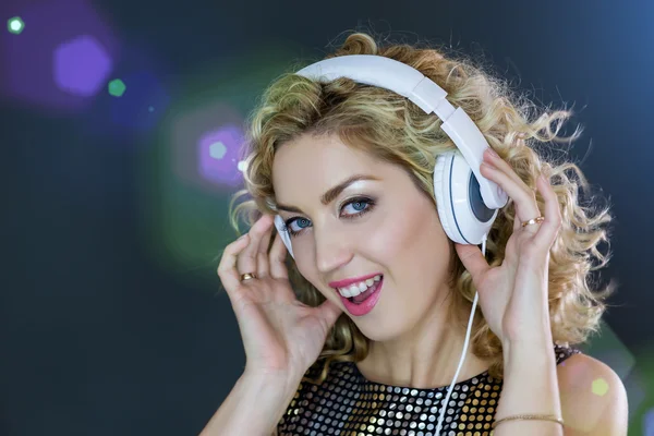Pretty Woman listening to music — Stock Photo, Image