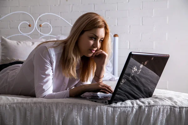 Woman using laptop at home — Stock Photo, Image