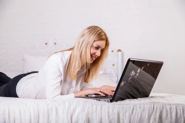 Mulher usando laptop em casa — Fotografia de Stock