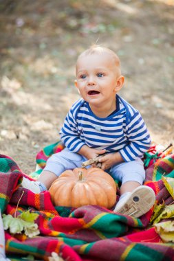 Bal kabağı ile parkta çocuk