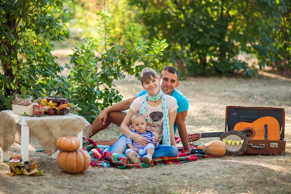 Família feliz no piquenique de outono — Fotografia de Stock