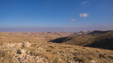 Dağlarla ve gökyüzüyle manzara