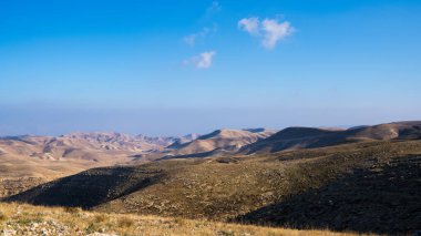 Mavi gökyüzü ve bulutlar Judean Çölü üzerinde 