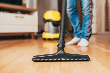 Ev temizliği için güçlü bir elektrikli süpürge - süpürge parke - ev temizliği
