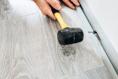 Plastik bir etek tahtasının duvar kağıdıyla beton bir duvara yerleştirilmesi - katı, katlı etek tahtasının lamine yapılandırılması