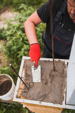 Taş bloklu bir çit örmek - inşaat için beton bloklar - duvarcılık