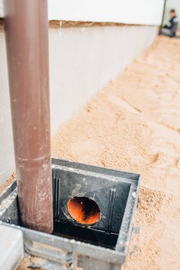 Evin kör alanının altındaki fırtına kanalizasyonu - yerde plastik bir boruyla yağmur suyu drenajı