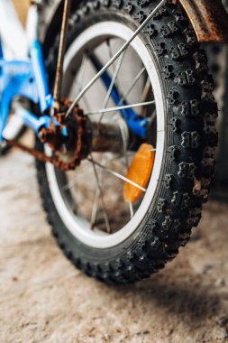 Paslı zincirli ve direksiyonlu bir çocuk bisikleti. Çocukluk bitti.