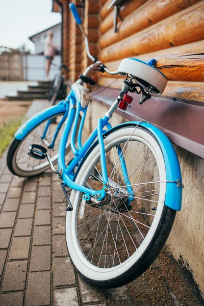 Cruzador Bicicleta Fêmea Azul Fica Perto Uma Casa Campo Transporte — Fotografia de Stock