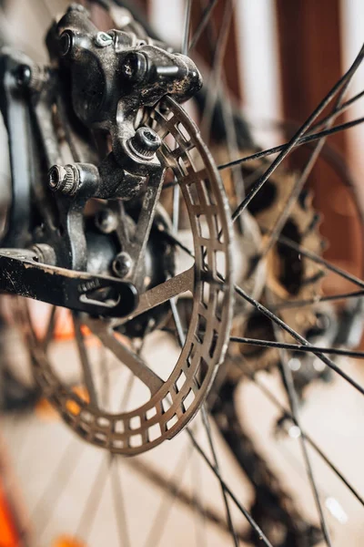 Тормозной Диск Велосипеда Крупным Планом Калипер Тормозными Колодками Заднего Колеса — стоковое фото