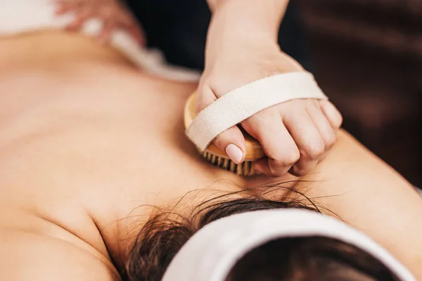 Ryggmassage Med Hård Borste Stimulering Blodcirkulationen Professionell Massageterapeut Behandlar Patient — Stockfoto