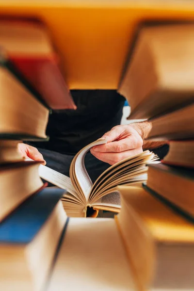 Através Buraco Entre Livros Uma Prateleira Biblioteca Você Pode Ver — Fotografia de Stock