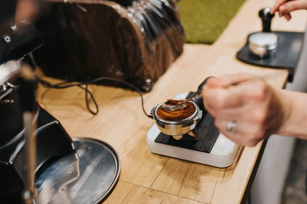 Espresso Brauen Unter Druck Einer Professionellen Kaffeemaschine Der Job Eines — Stockfoto