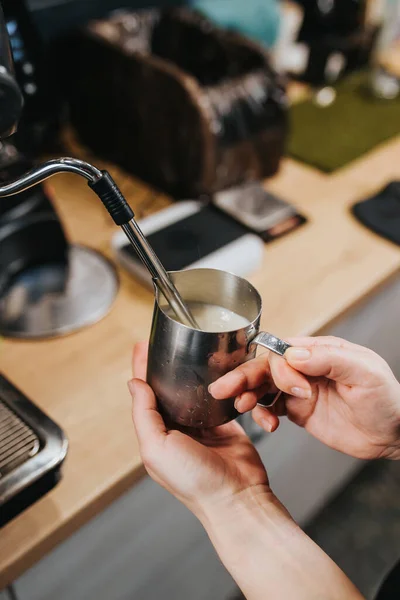 Frischmilchschaum Aus Der Cappuccino Maschine Einer Professionellen Kaffeemaschine Eine Tasse — Stockfoto