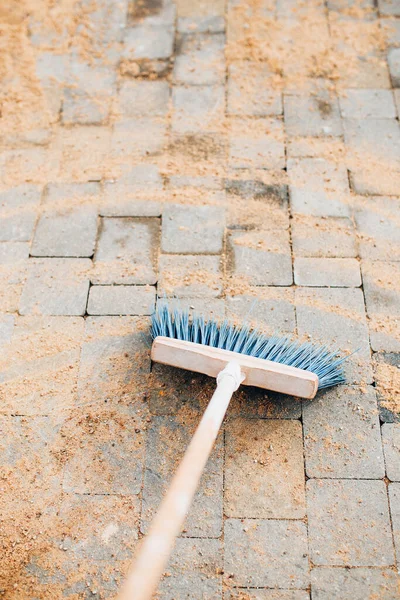 Tiler Hombre Llena Las Costuras Losas Pavimentación Con Arena Tamizada —  Fotos de Stock