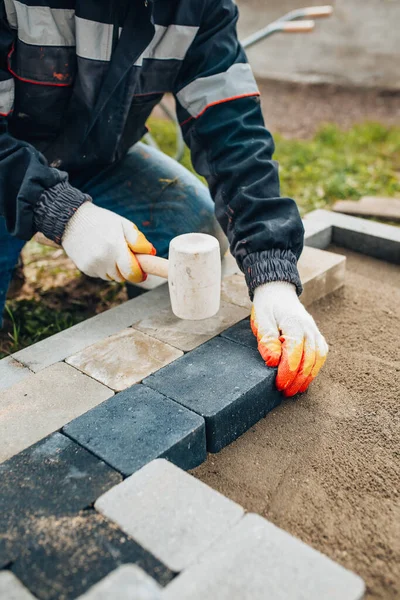 Construyendo Área Ciega Alrededor Una Casa Bloques Piedra Trabajo Albañil — Foto de Stock