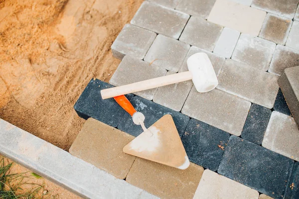 建筑工地铺装石板的工具 水泥砂浆用石板铺装石 — 图库照片