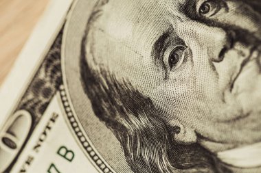 Başkan Franklin 'in yüz dolarlık banknotta yakın çekim makro fotoğrafı - göz ve bakış