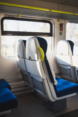 Yumuşak koltuklar vagonda - rahat sürüş - boş tren