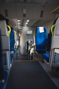Yüksek hızlı tren vagonunda koltuklar dolusu rahat koltuklar.